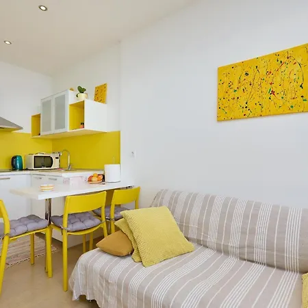 Yellow Seaview * دوبروفينك